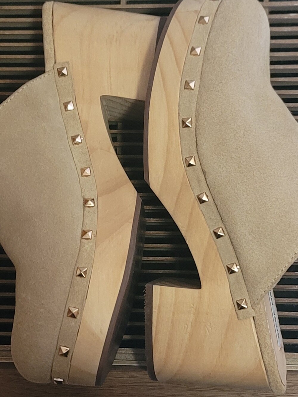 Steve Madden Wood Platform Clogs ~ Beige Suede Studded ~ Size 8